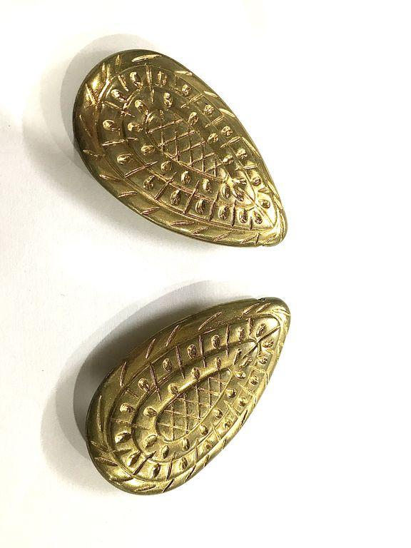 golden-color-drop-shaped-plastic-beads