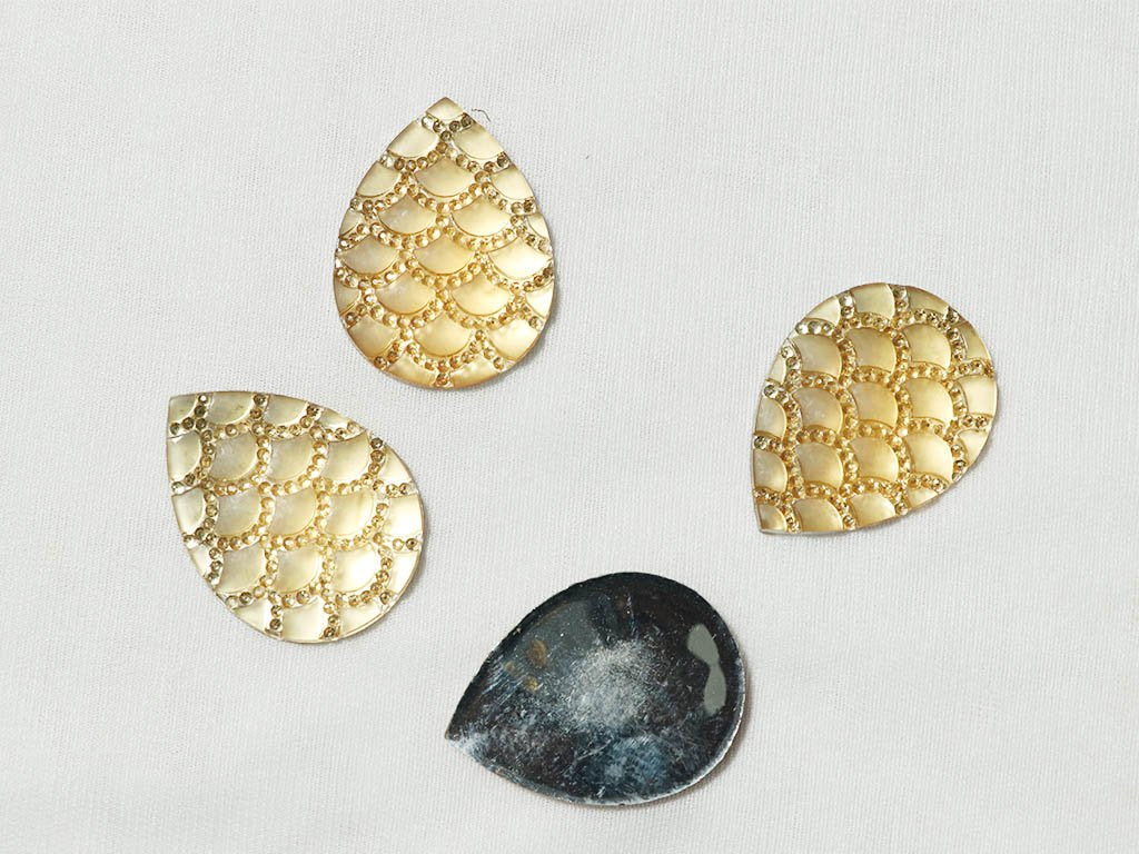 golden-designer-drop-plastic-stones-30x40-mm