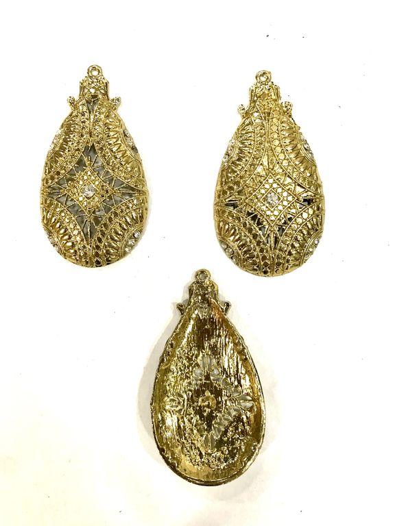 golden-drop-shaped-metal-piece-with-crystals