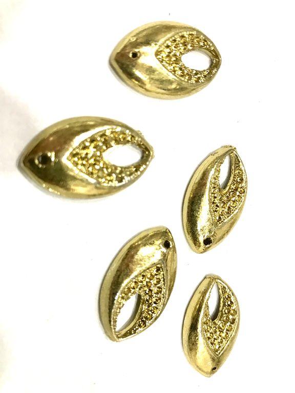 golden-eye-shaped-metal-piece40-17mm