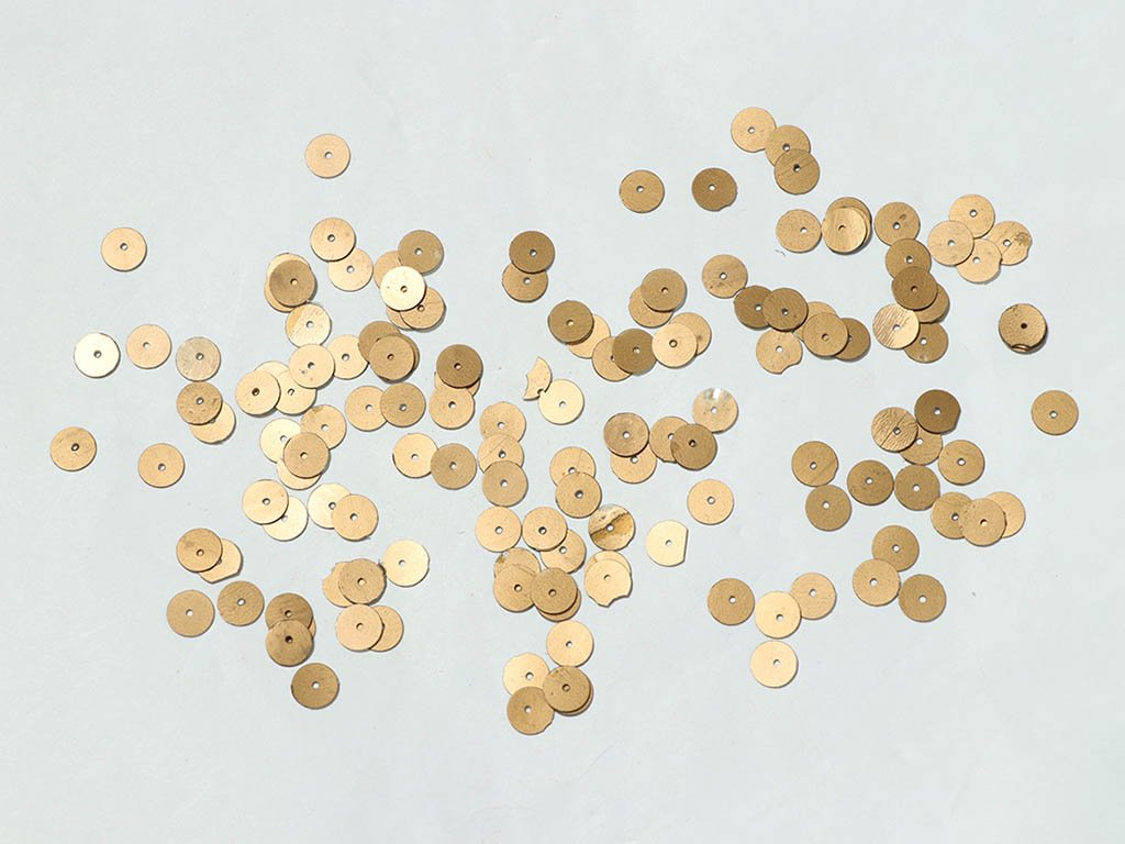 golden-flat-circular-plastic-sequins-8-mm-1