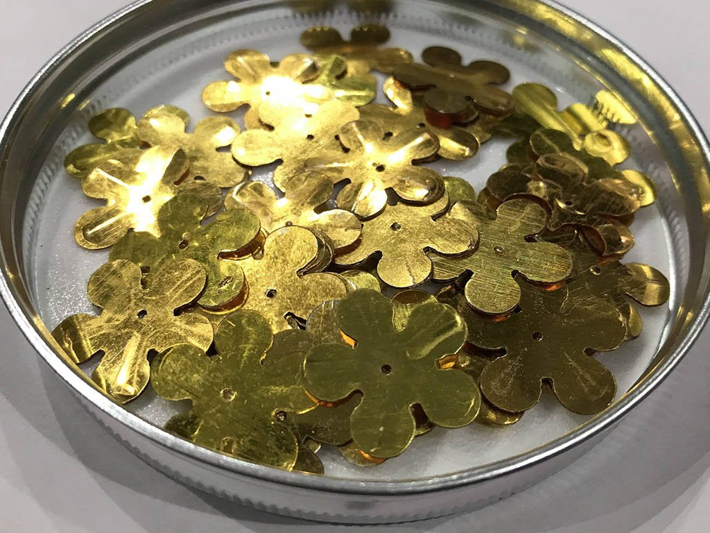 golden-flower-1-hole-plastic-sequins-20-mm