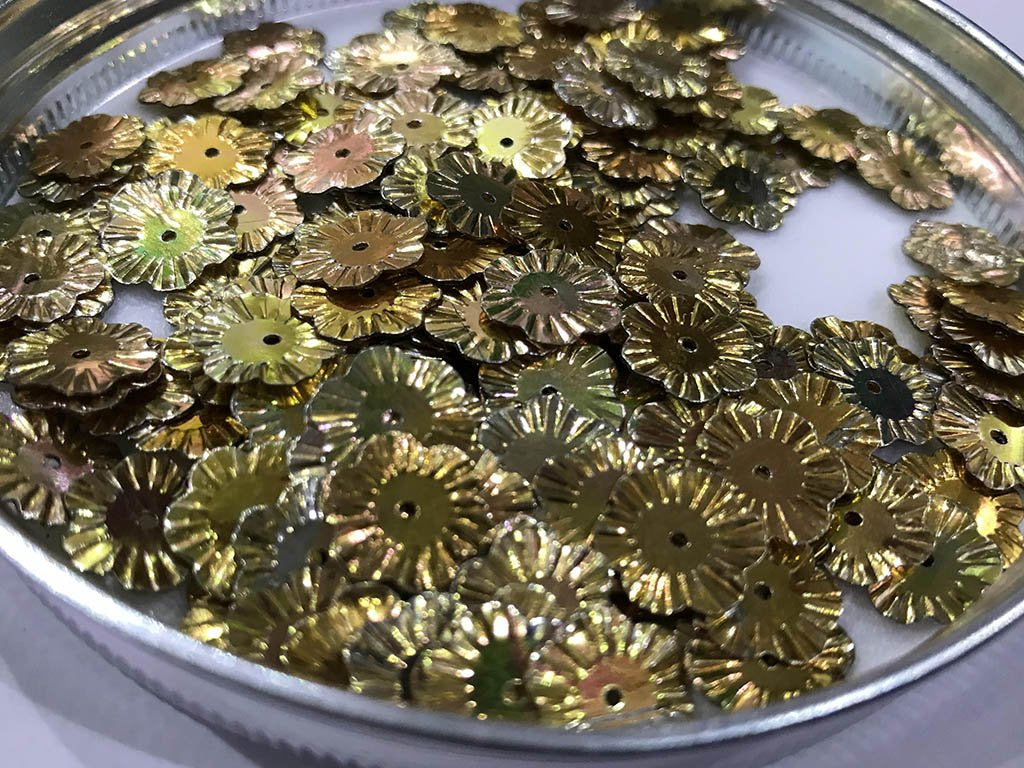 golden-flower-1-hole-plastic-sequins