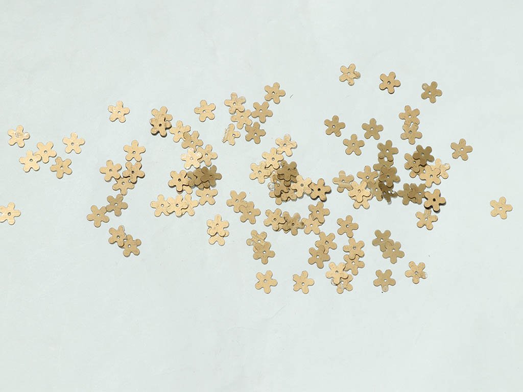 golden-flower-plastic-sequins-12-mm
