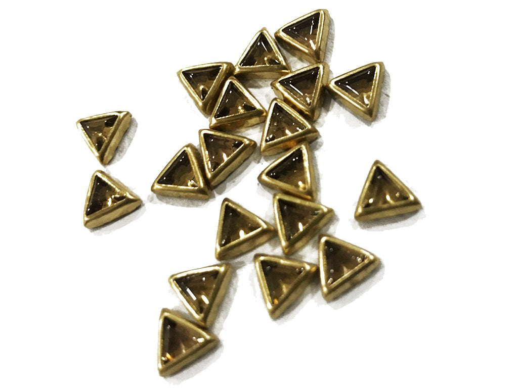 golden-opaque-triangular-kundan-stone-8x8x8-mm