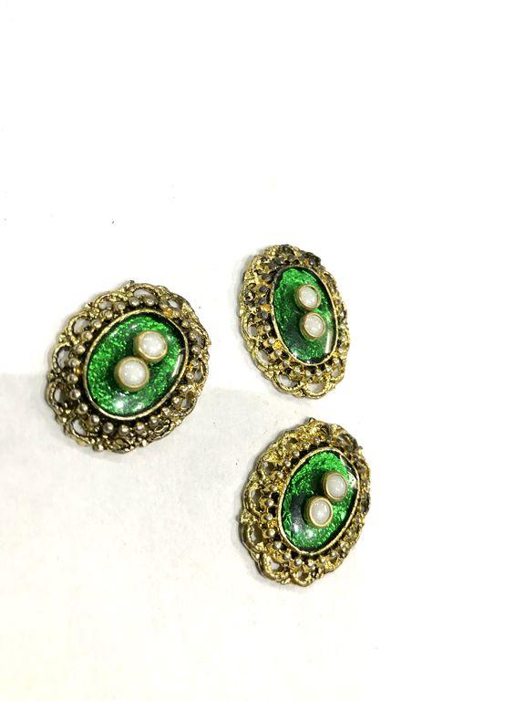 golden-oval-metal-piece-with-jaipuri-green-enamel