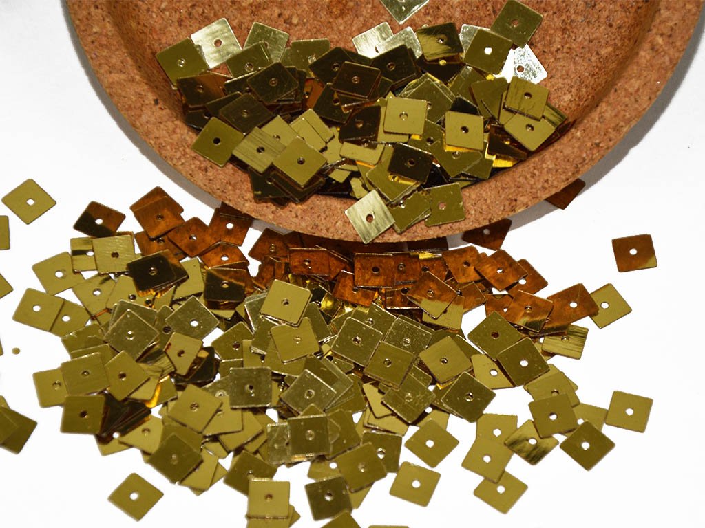 golden-square-1-hole-plastic-sequins