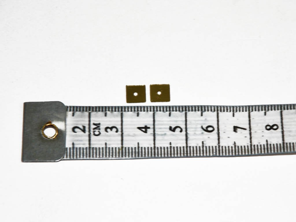 golden-square-1-hole-plastic-sequins