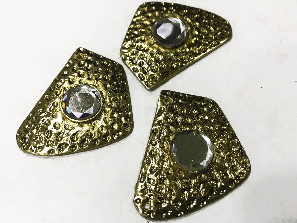 golden-uneven-metal-embellishment-with-glass-stone-45x48-mm
