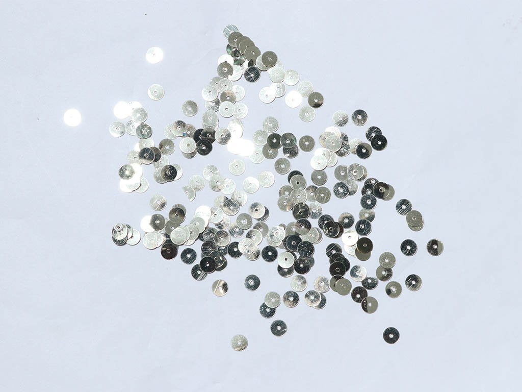 gray-flat-circular-plastic-sequins-6-mm