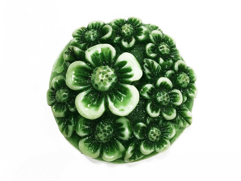 green-circular-resin-flower-stones-with-hole-40x40-mm