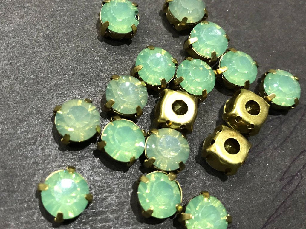 green-opal-circular-resin-stones-with-catcher-8-mm
