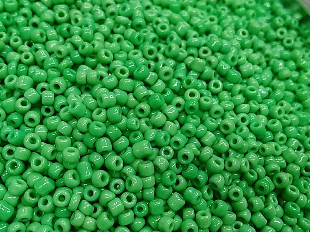 green-opaque-round-rocaille-glass-seed-beads