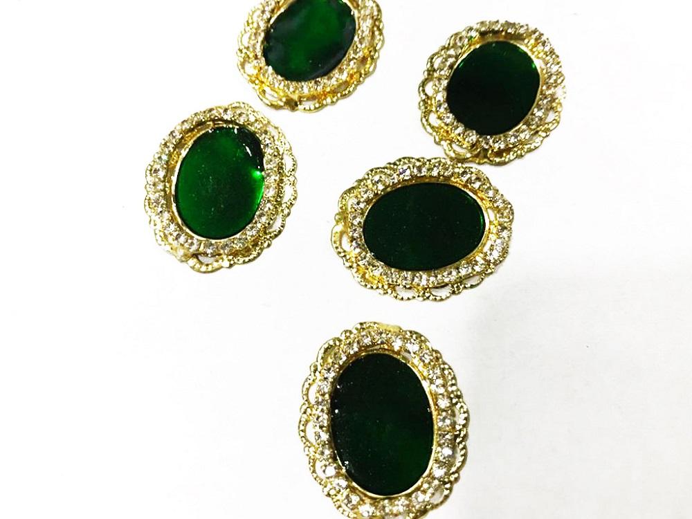 green-oval-metal-embellishment-golden-frame-24x27-mm
