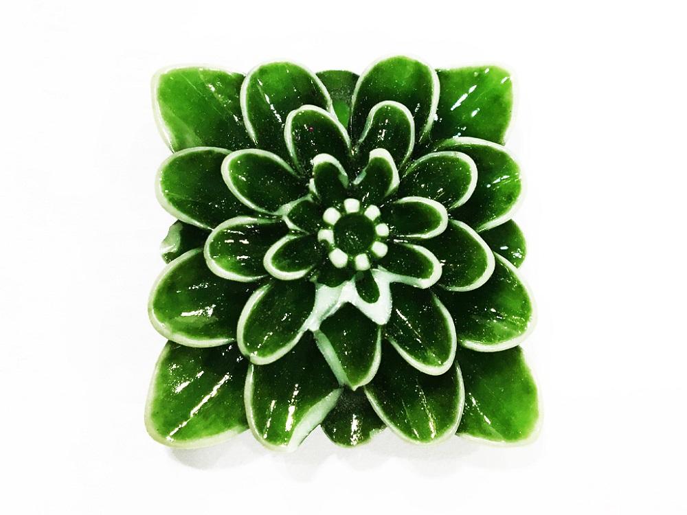 green-square-resin-flower-stones-with-hole-40x40-mm