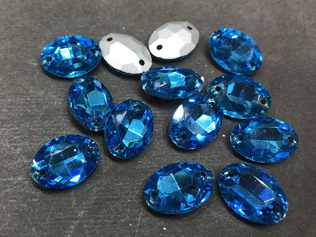 light-blue-2-hole-oval-glass-stones-18x13-mm