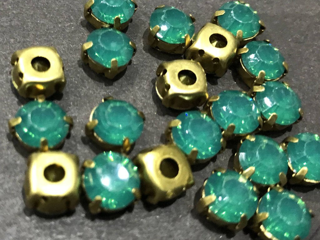 light-blue-circular-resin-stones-with-catcher-8-mm