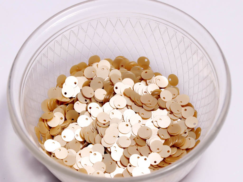 light-golden-1-hole-circular-plastic-sequins