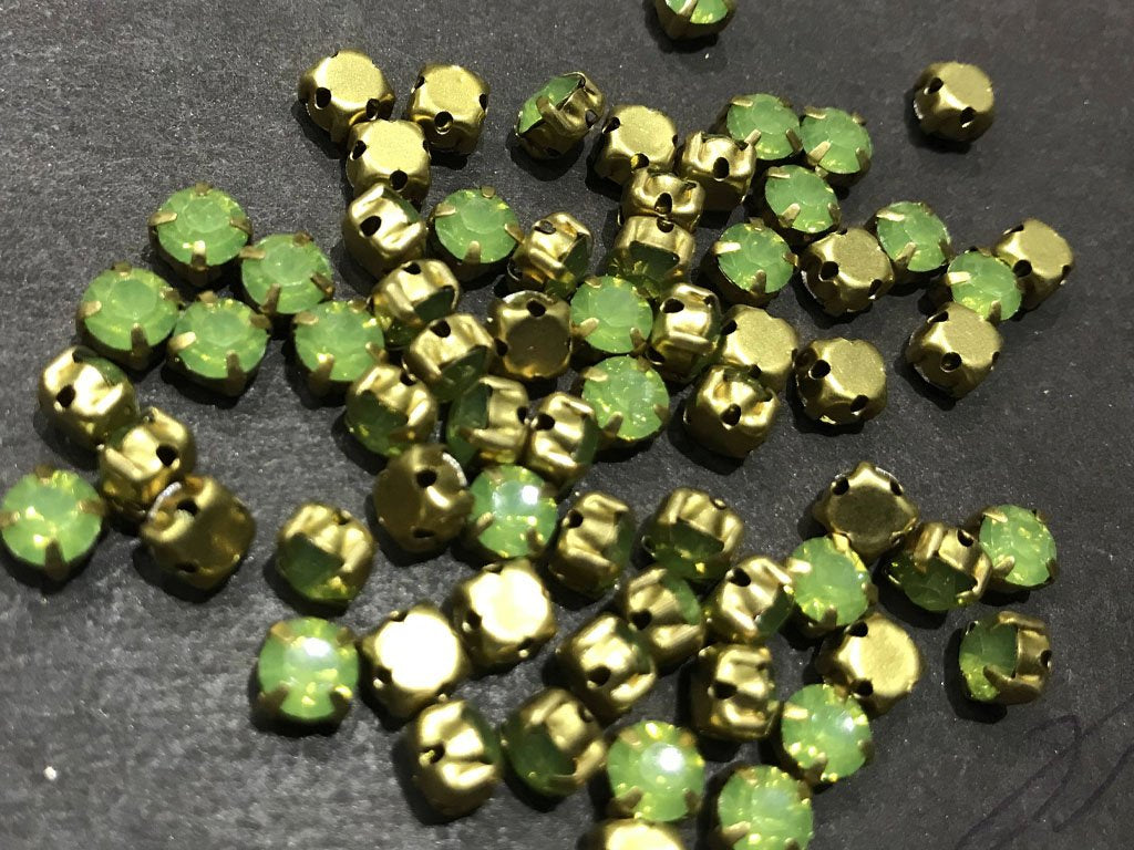 light-green-opal-circular-resin-stones-with-catcher-24ss-5-mm