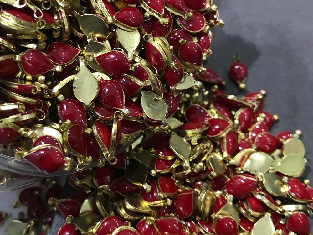 maroon-drop-metal-kundan-stone-with-enamel-12x6-mm