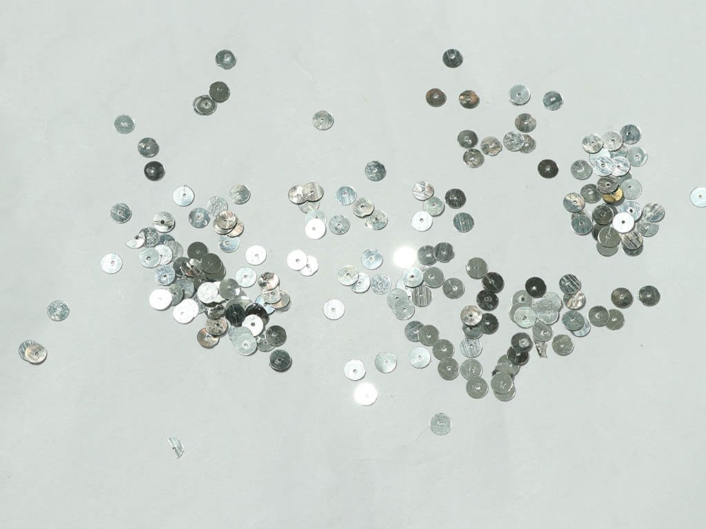 metallic-silver-flat-circular-plastic-sequins-6-mm