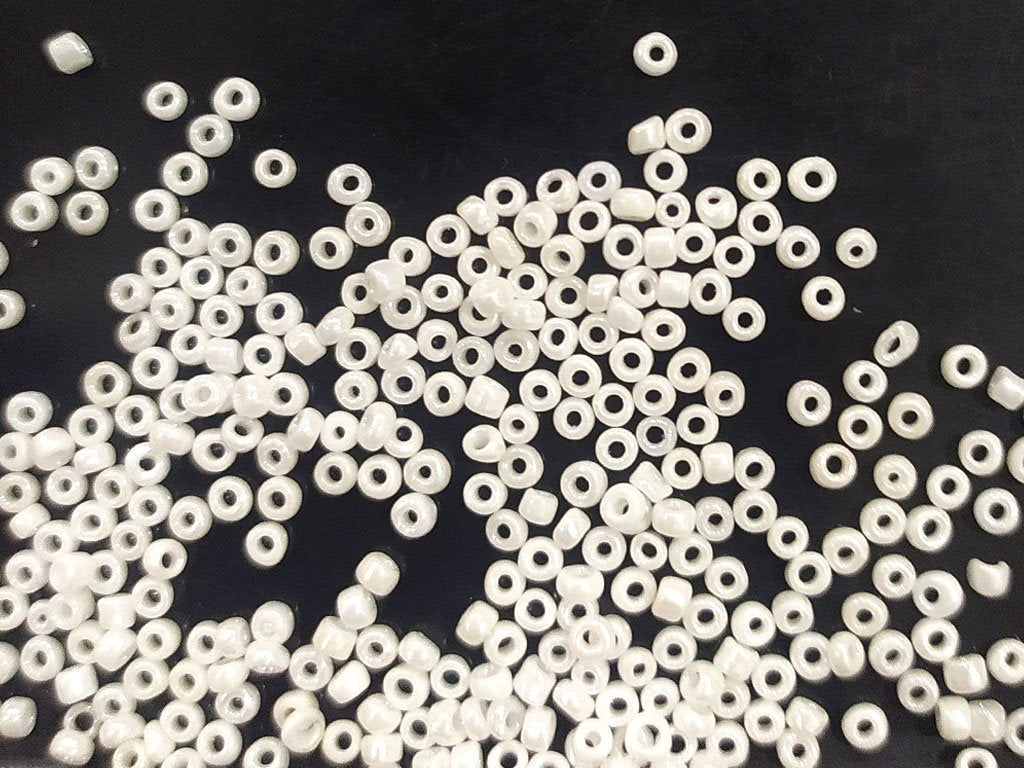 milky-white-lustre-round-rocaille-seed-beads
