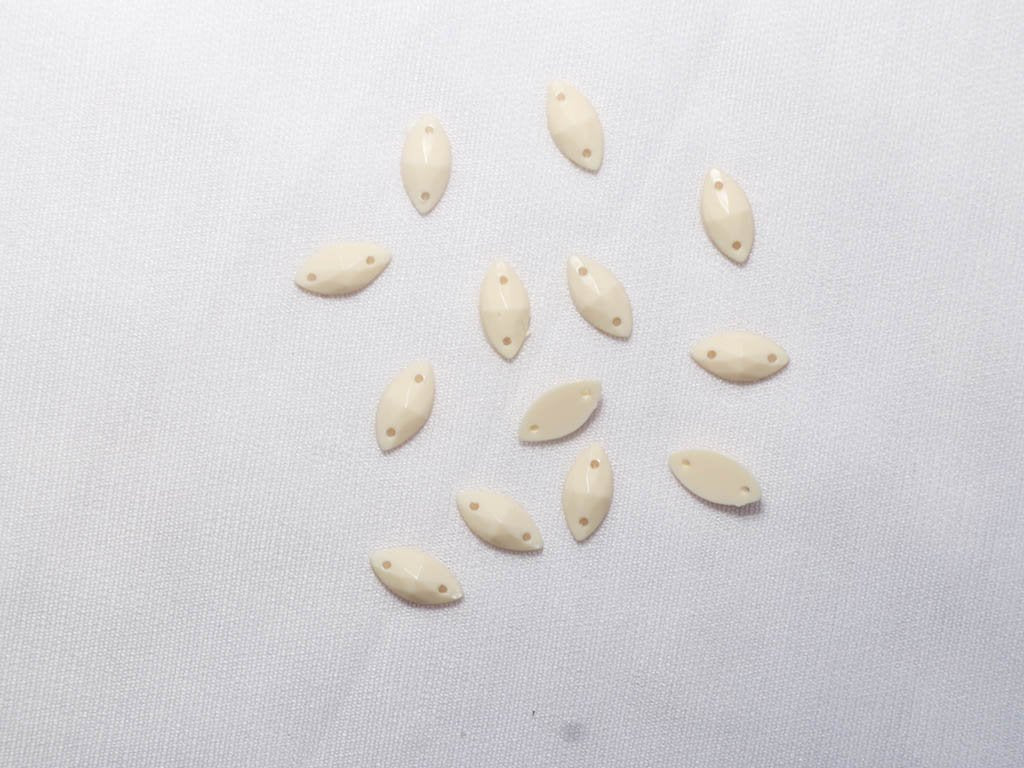 off-white-2-hole-dyeable-eye-plastic-stones-10x5-mm