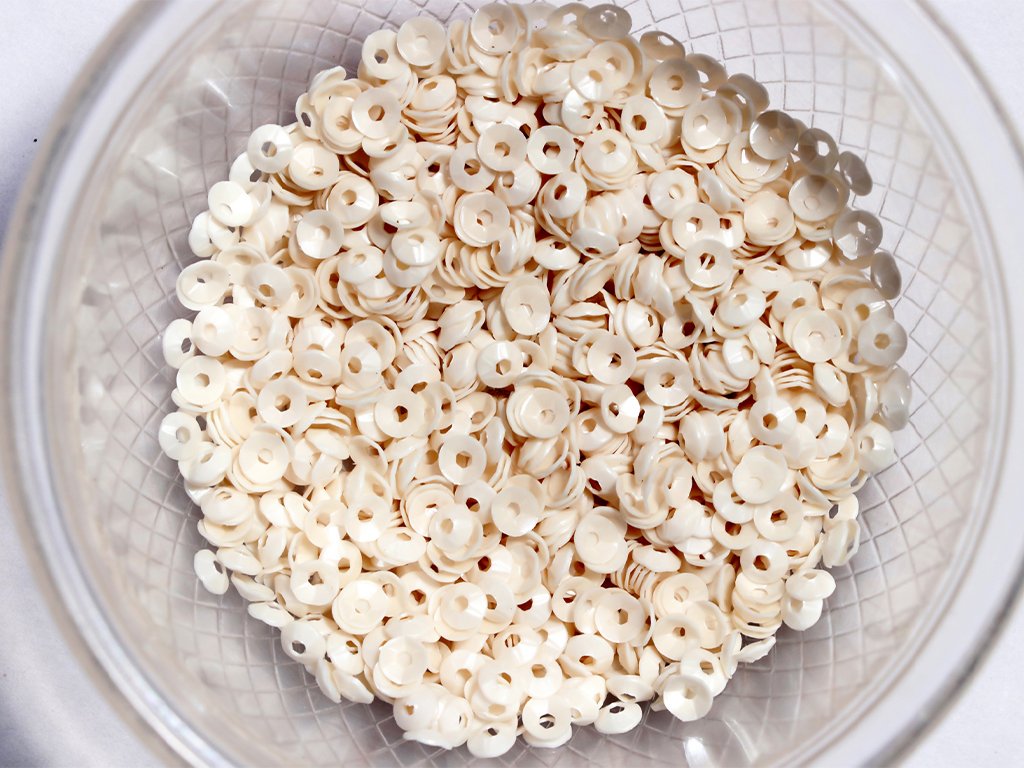 off-white-centre-hole-bowl-plastic-sequins-4-mm