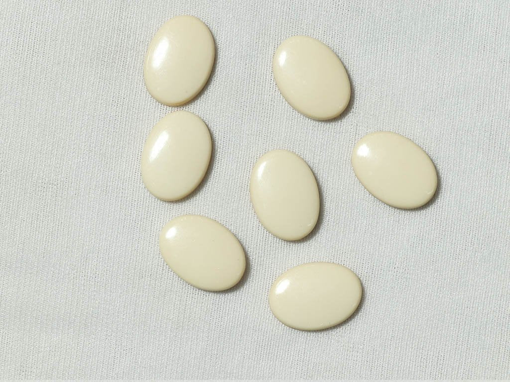 off-white-oval-glass-stones-14x10-mm