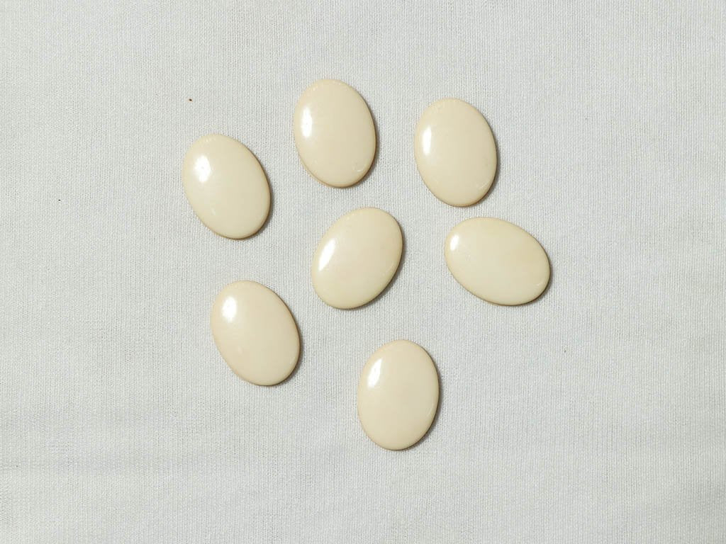 off-white-oval-glass-stones-25x18-mm