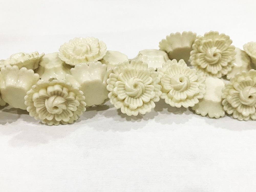 off-white-plastic-flower-stones-26-mm