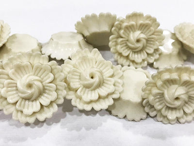 off-white-plastic-flower-stones-26-mm