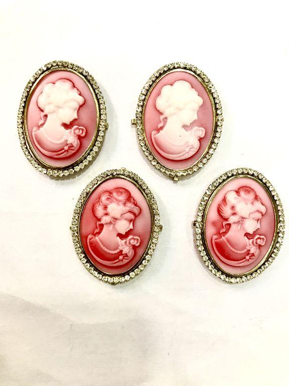 oval-queen-plastic-stone-with-crystal-frame