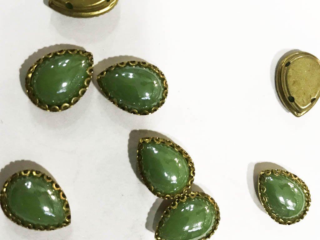 peridot-green-drop-glass-stones-with-flower-catcher-14x10-mm