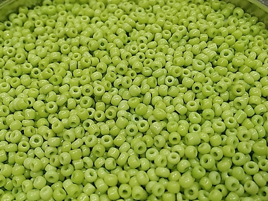 peridot-green-opaque-round-rocaille-glass-seed-beads