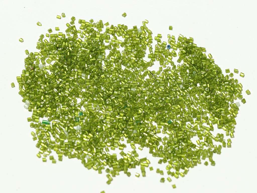 peridot-green-silver-2-cut-glass-seed-beads-2-mm