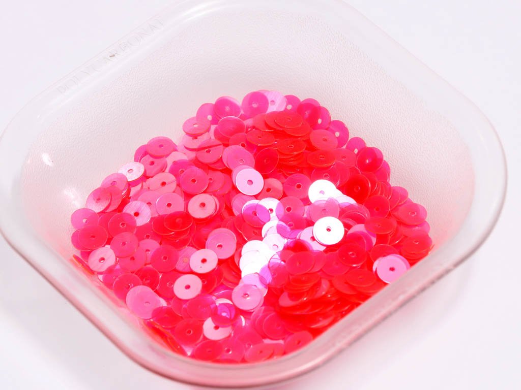 pink-centre-hole-circular-plastic-sequins