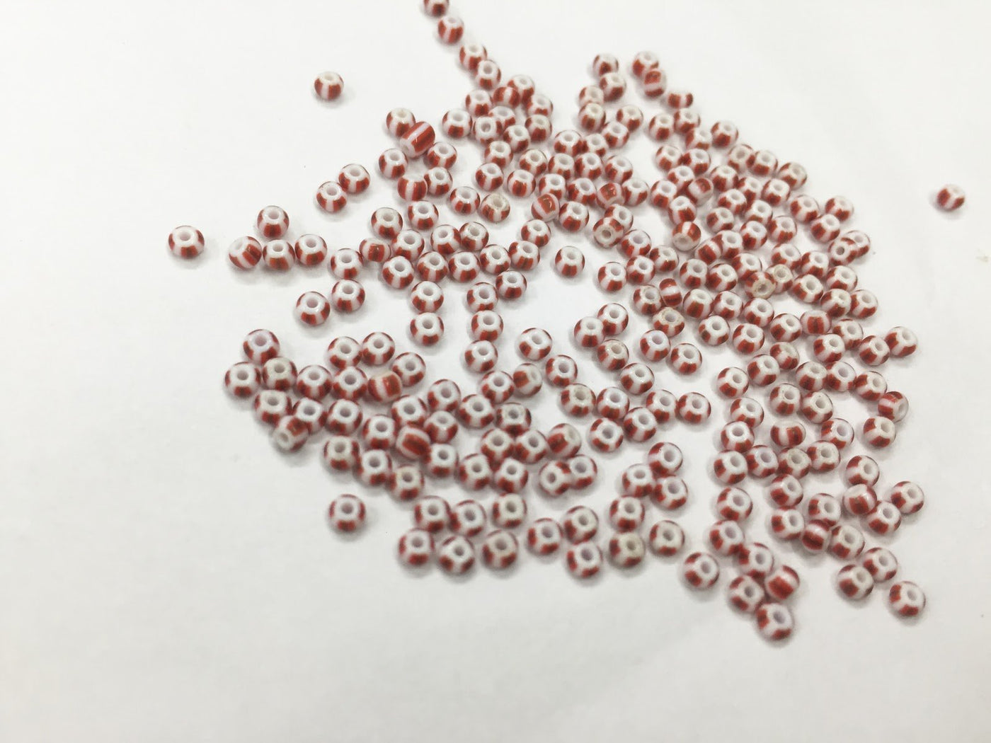 premium-red-and-white-round-rocaille-glass-beads