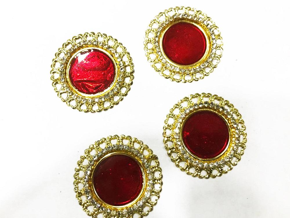 red-circular-metal-embellishment-golden-frame-35-mm