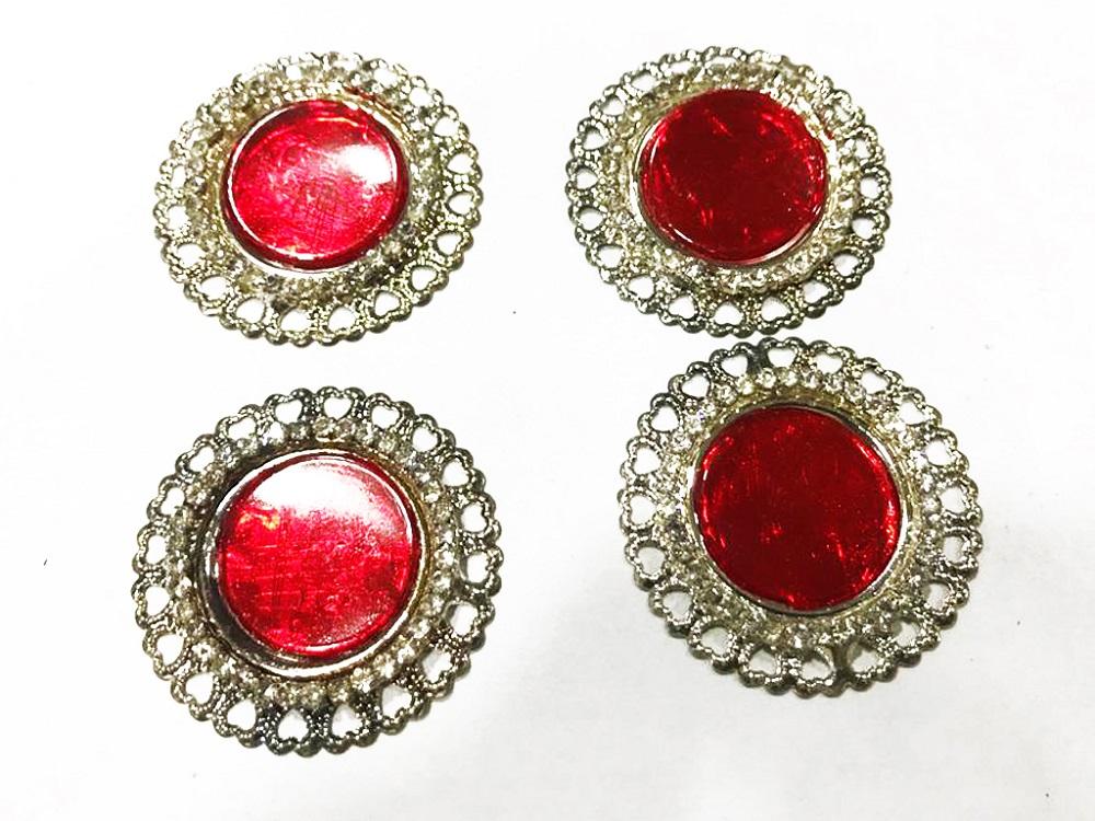 red-circular-metal-embellishment-silver-frame-35-mm