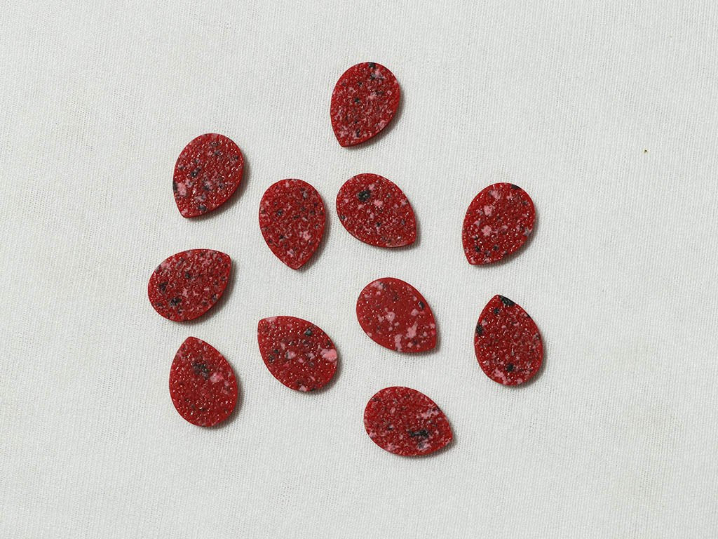 red-designer-drop-glass-stones-18x13-mm