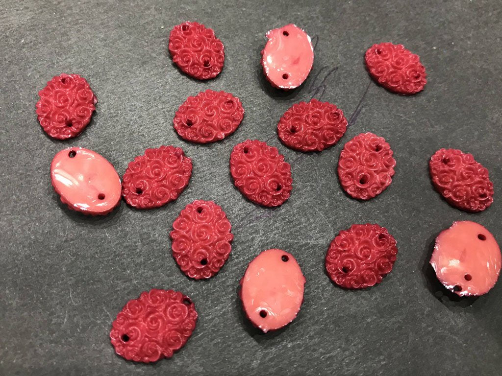red-matte-flower-oval-resin-stone-2-hole-18x13-mm
