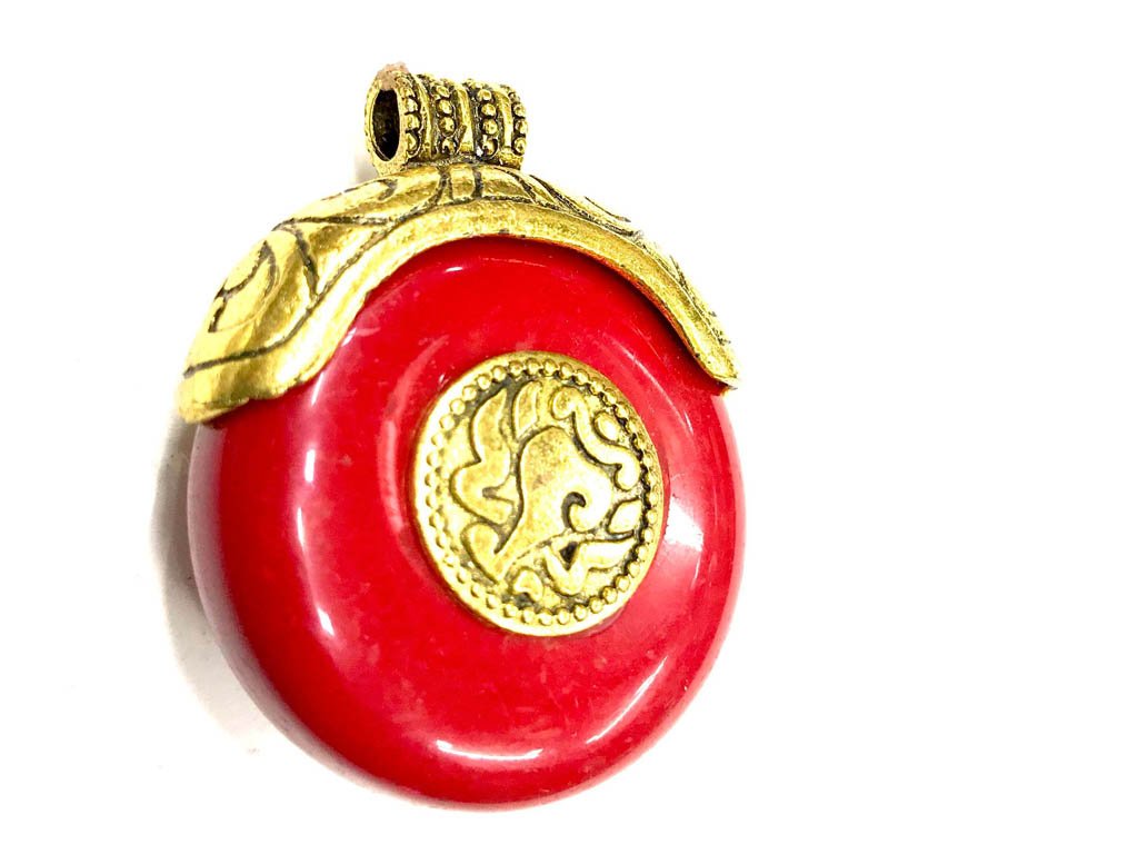 red-stone-pendant-with-designer-golden-cap-40x35-mm