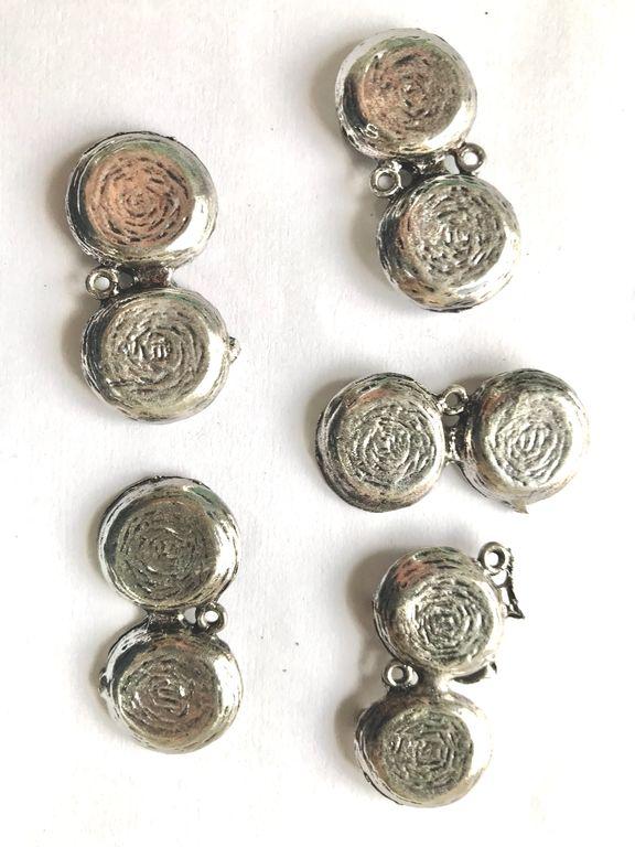 silver-connected-metal-pieces