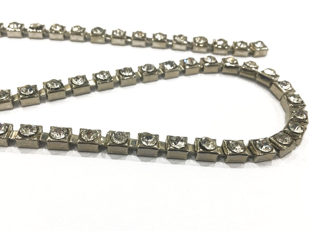 silver-cubical-metal-chains-with-crystal-8-mm