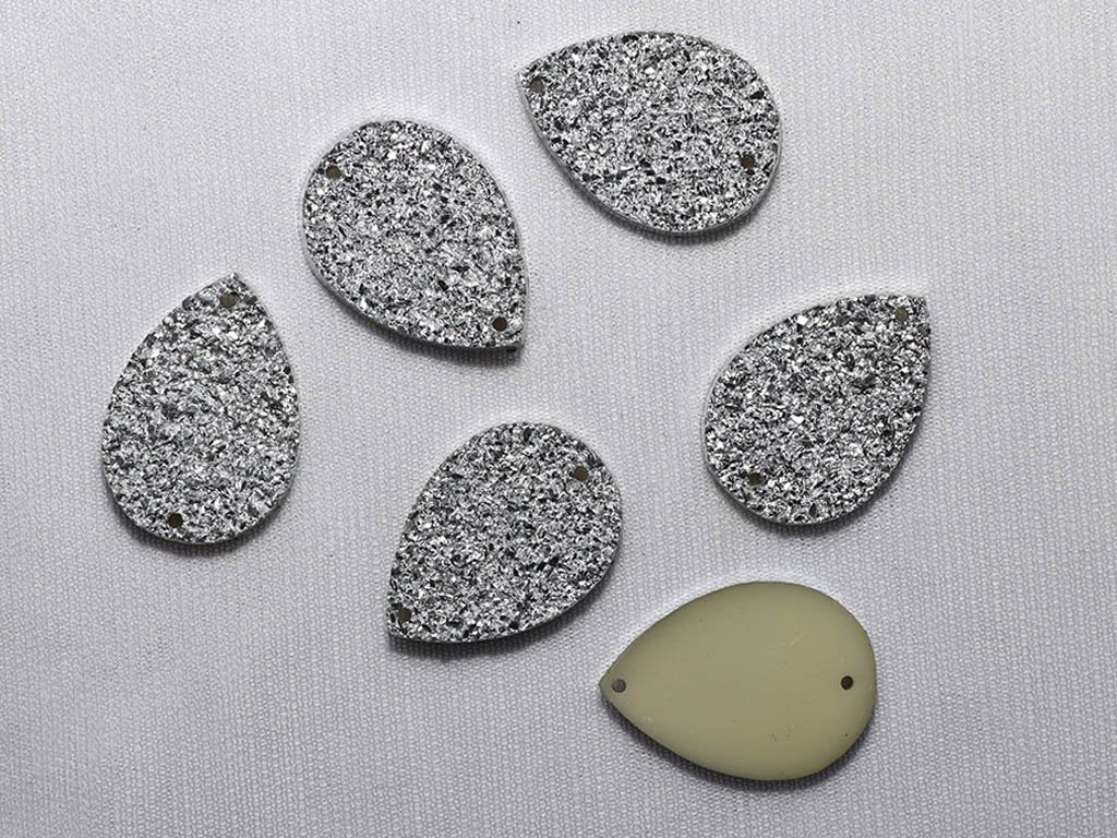 silver-designer-drop-plastic-stones-20-mm