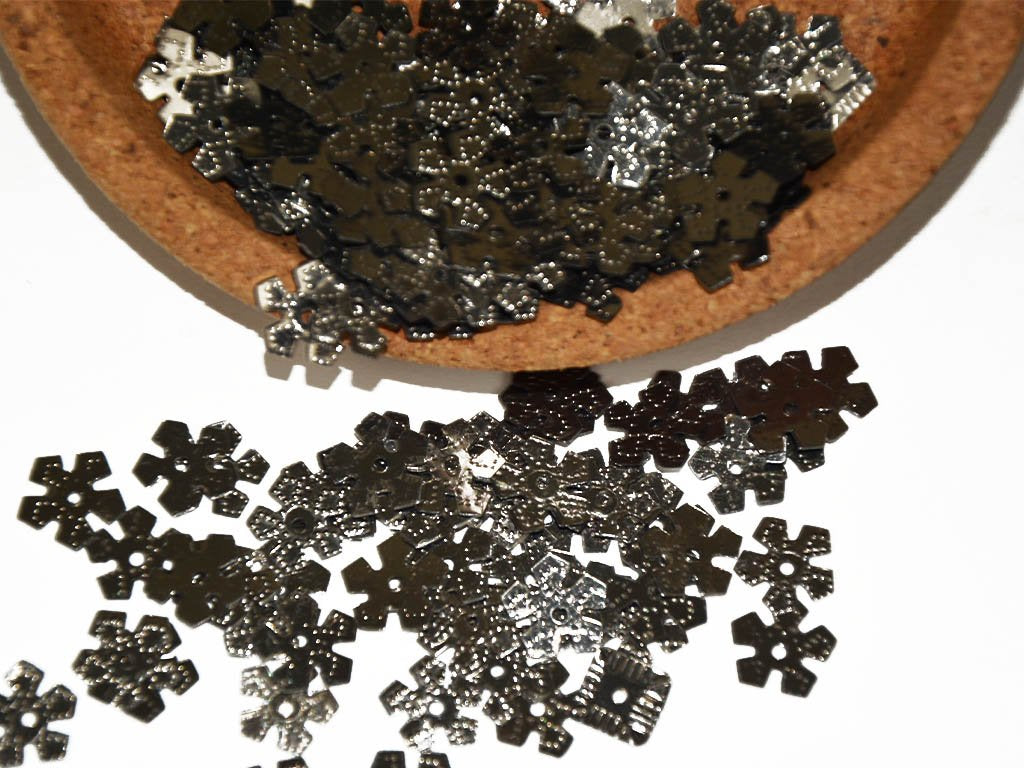 silver-designer-flower-1-hole-plastic-sequins