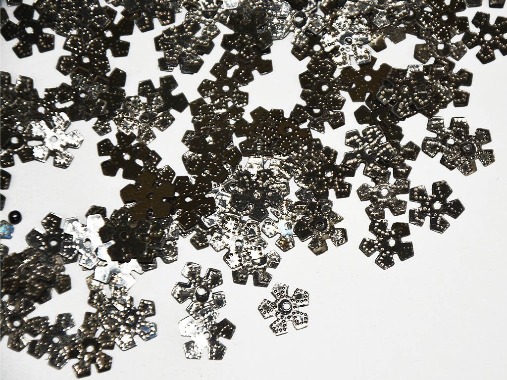 silver-designer-flower-1-hole-plastic-sequins