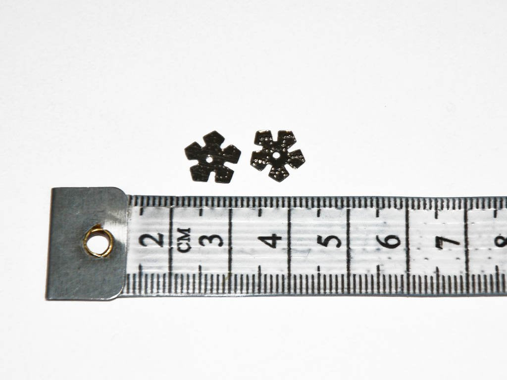 silver-designer-flower-1-hole-plastic-sequins