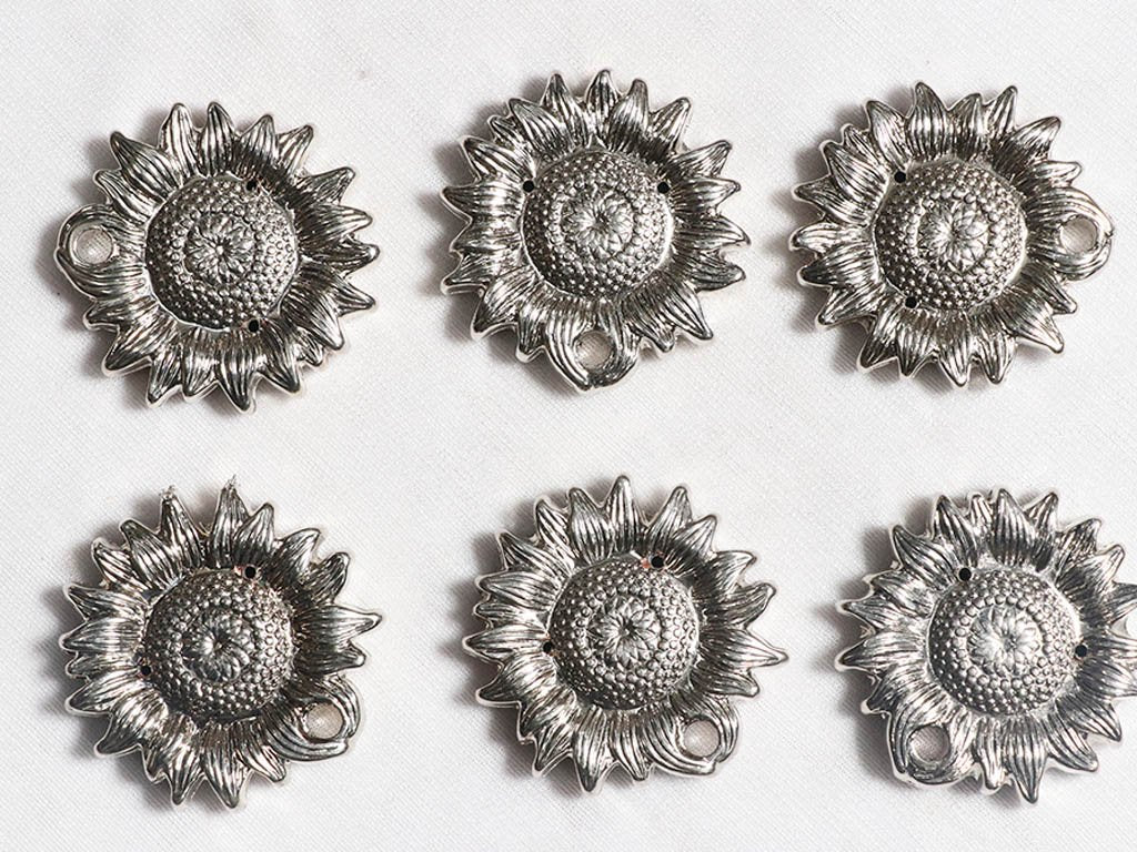 silver-floral-designer-plastic-beads-42-mm